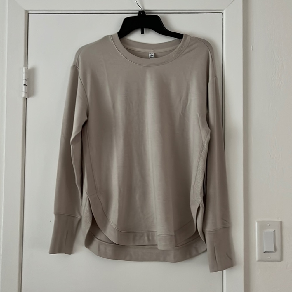 NWT Soft Rounded Hem Tee with Thumb Holes - Picture 6 of 13